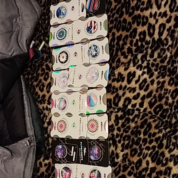 Interchangeable Pop Sockets and accs. AWESOME! - Picture 4 of 5